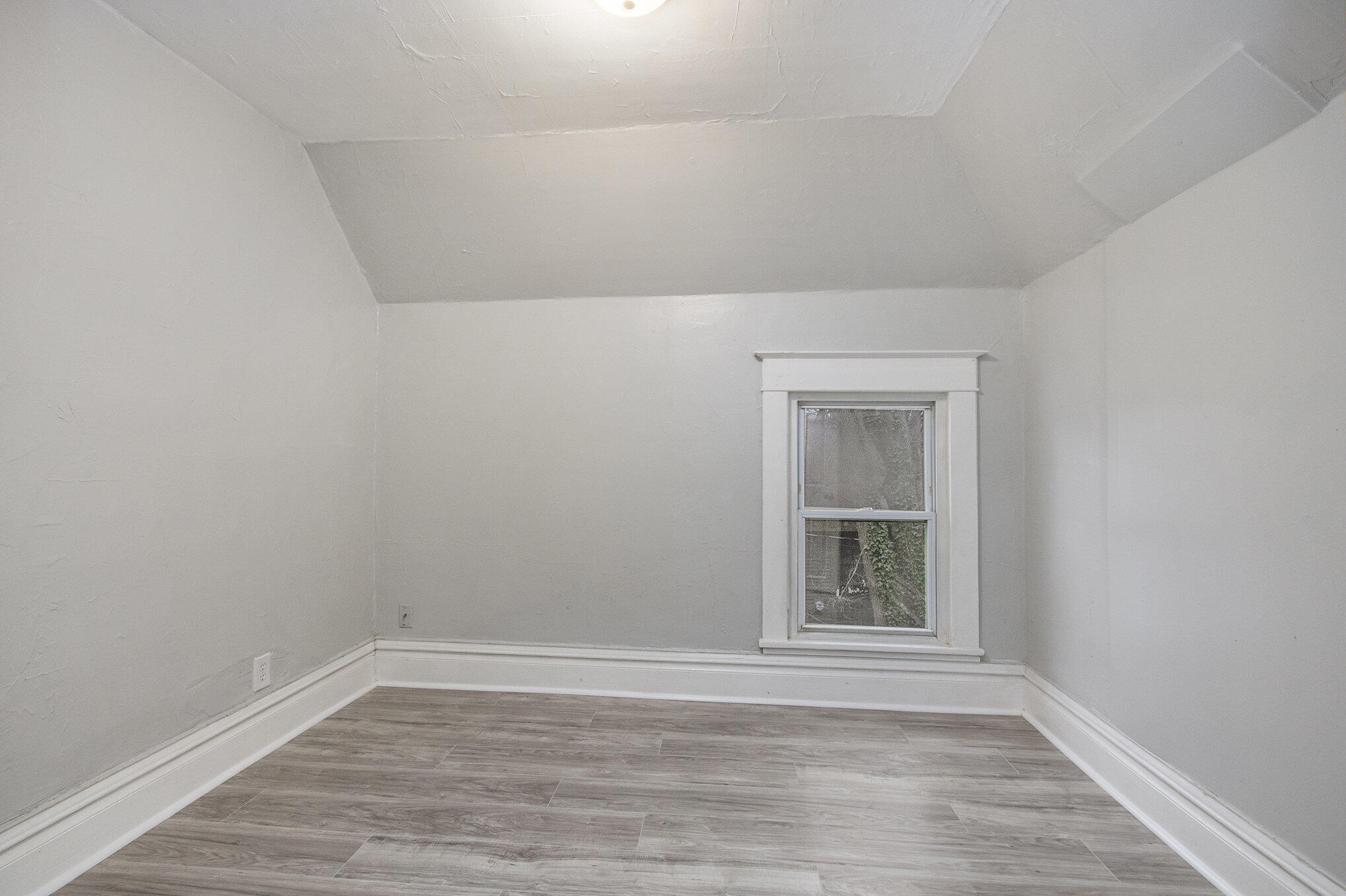 596 Superior Street Benton Harbor, MI 49022 - Photo 12 of 18 012_img_3669_262