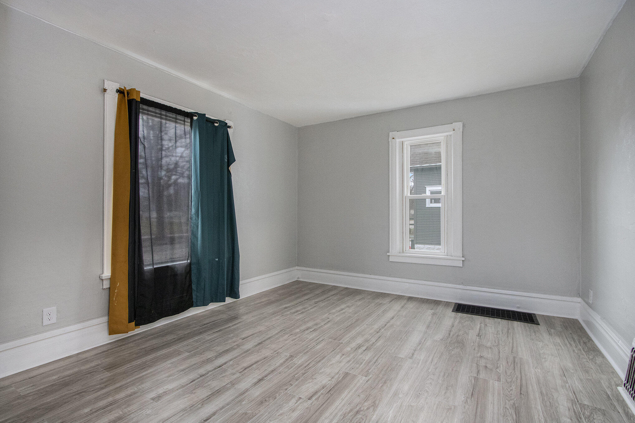 596 Superior Street Benton Harbor, MI 49022 - Photo 5 of 18 005_img_3652_772