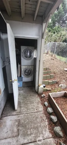 $1,400 | 281 North Maple Street, Unit B, Camano Island, WA 98282