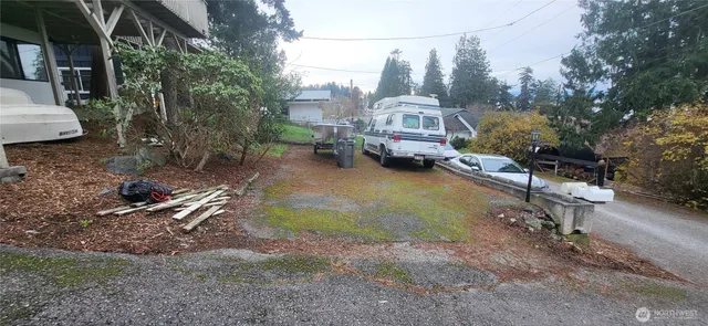 $1,400 | 281 North Maple Street, Unit B, Camano Island, WA 98282