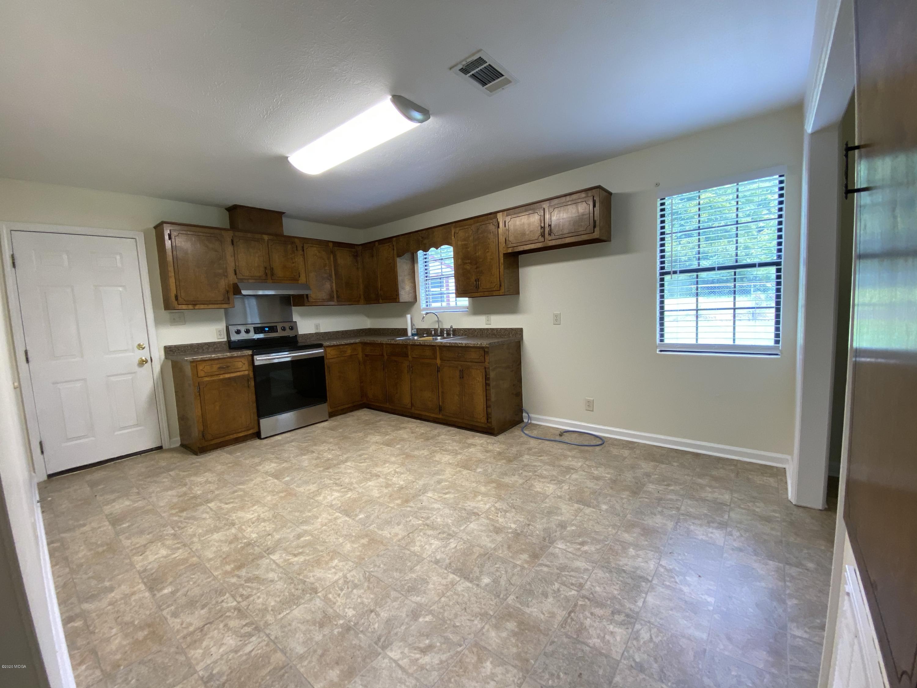 1171 Henderson Road Macon, GA 31217 - Photo 6 of 18 9C787F7A-1EC4-44B9-87CF-327212295983