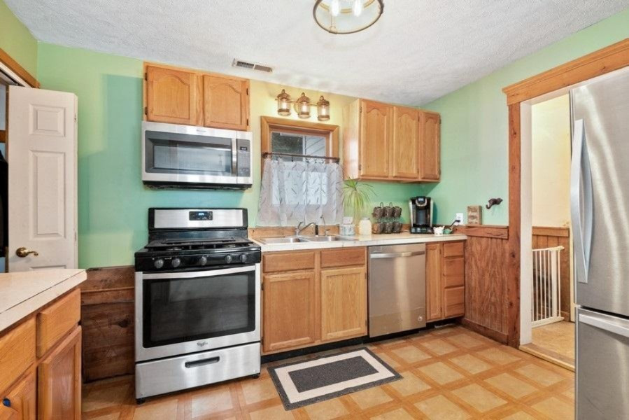 10264 Jericho Road Bridgman, MI 49106 - Photo 6 of 28 05_10264Jerichord_5_Kitchen_LowRes