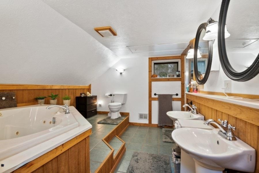 10264 Jericho Road Bridgman, MI 49106 - Photo 9 of 28 09_10264Jerichord_13_PrimaryBathroom_Low