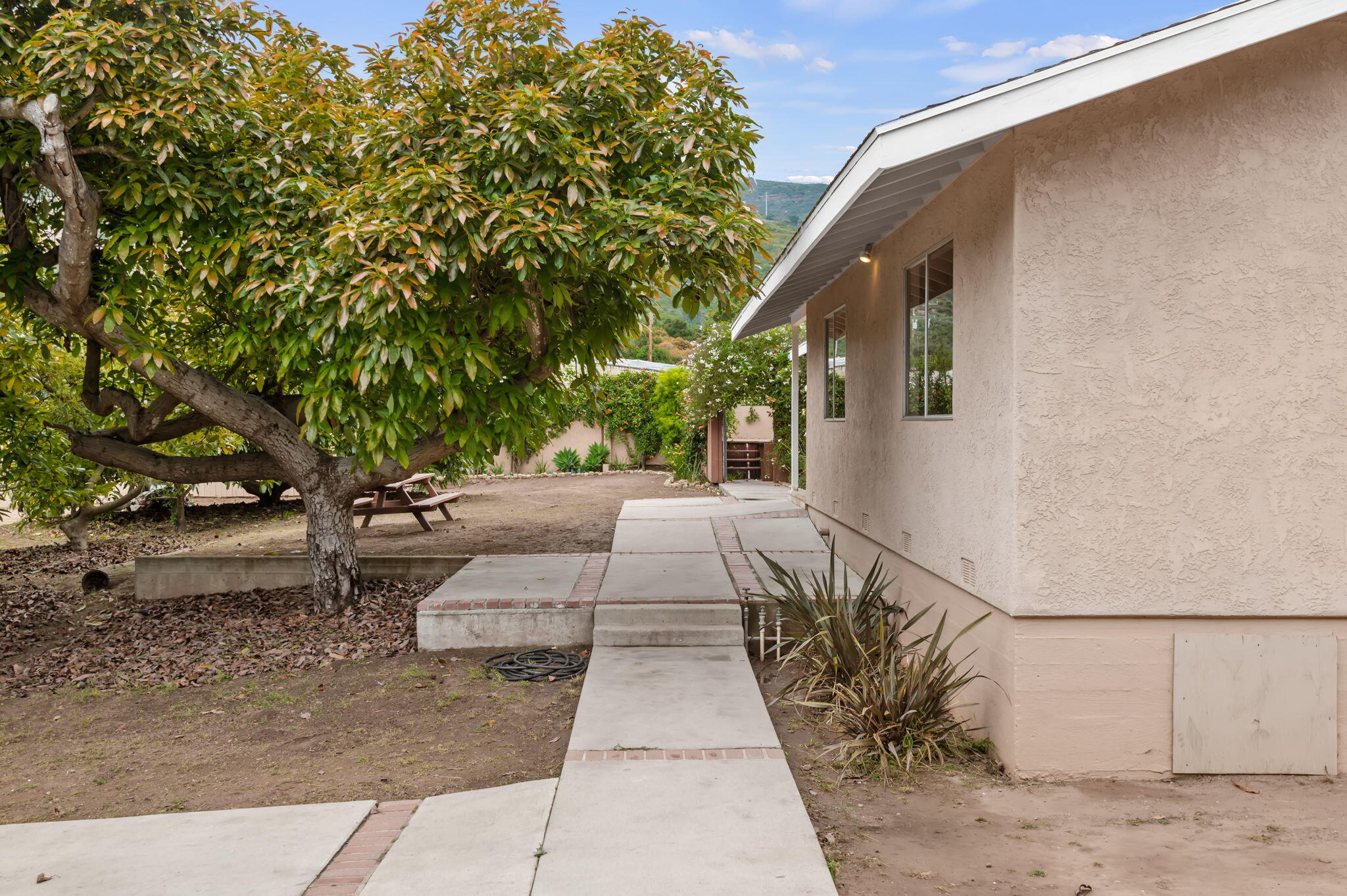 5002 Foothill Road Carpinteria, CA 93013 - Photo 13 of 32 Walkway