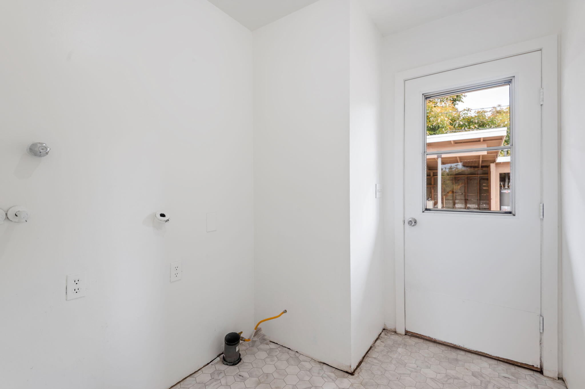 5002 Foothill Road Carpinteria, CA 93013 - Photo 24 of 32 Laundry