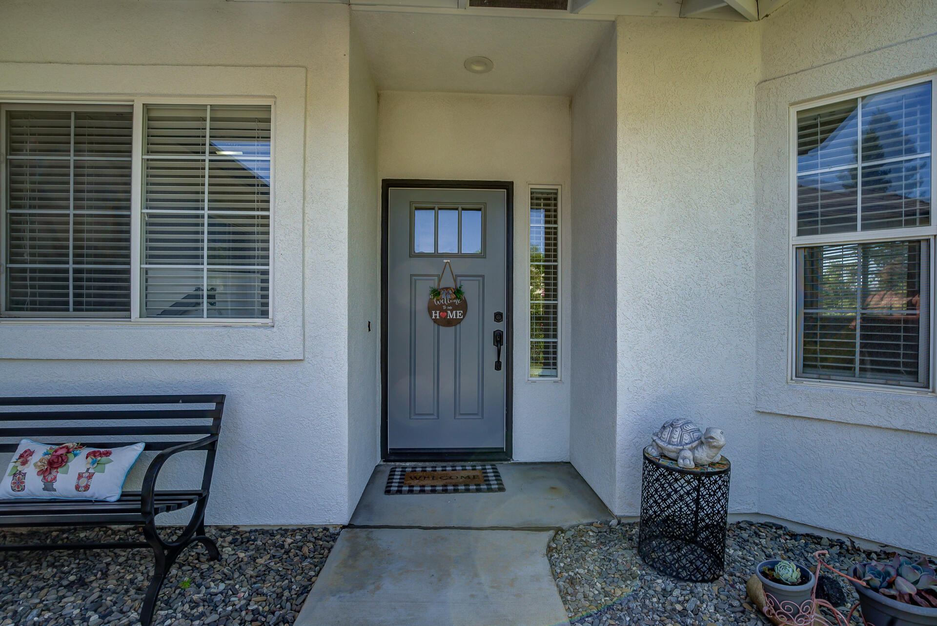 4090 Cambria Drive Redding, CA 96002 - Photo 4 of 48 a living room with furniture