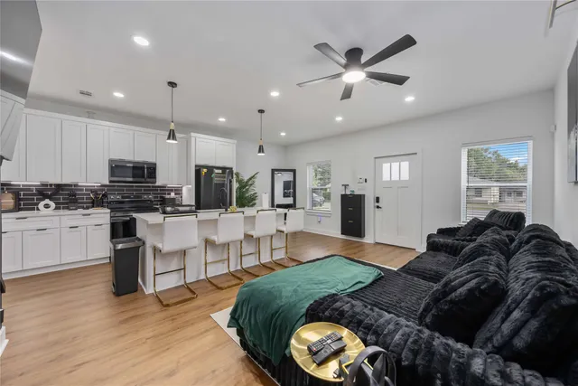 $2,000 | 205 Bolden Street, Unit A, Houston, TX 77029