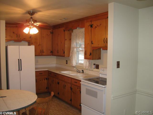 2109 Valentine Road Henrico, VA 23228 - Photo 6 of 7 Exterior Front - Kitchen has eat in area and is al