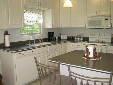 942 Beryl Court Rochester, MI 48307 - Photo 4 of 16 Kitchen view 2.jpg