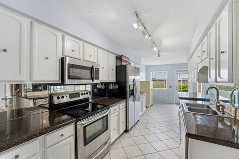 $275,000 | 409 North Post Oak Lane, Unit 409, Houston, TX 77024