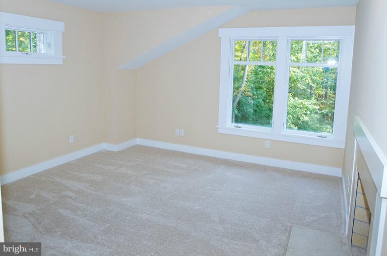 10400 Lloyd Road Potomac, MD 20854 - Photo 18 of 30 Bedroom