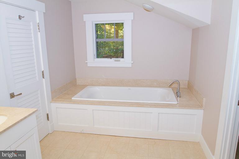 10400 Lloyd Road Potomac, MD 20854 - Photo 19 of 30 Bath