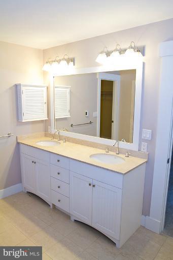 10400 Lloyd Road Potomac, MD 20854 - Photo 21 of 30 Bath