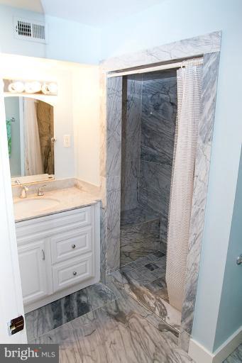 10400 Lloyd Road Potomac, MD 20854 - Photo 23 of 30 Bath