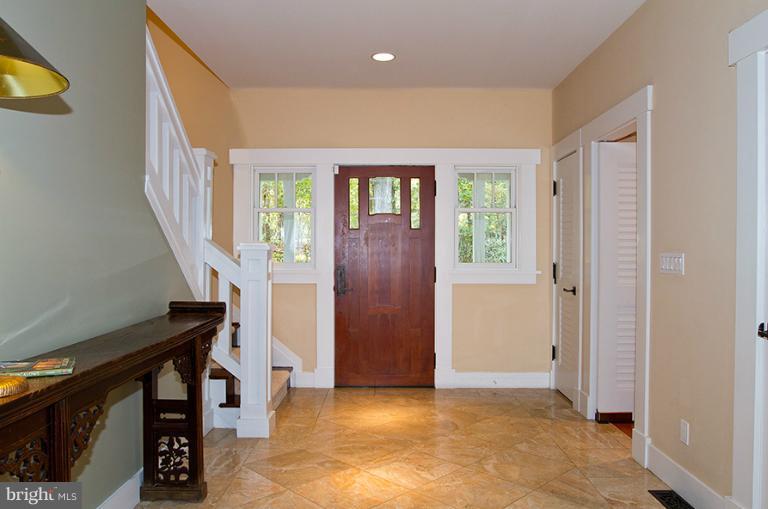 10400 Lloyd Road Potomac, MD 20854 - Photo 5 of 30 Foyer