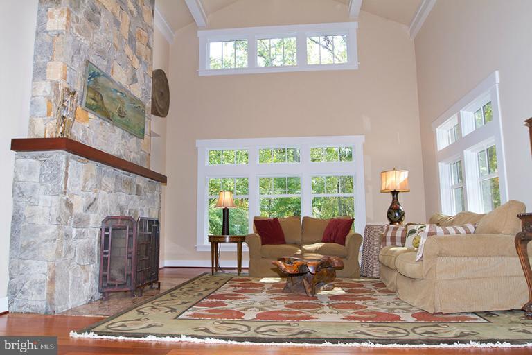 10400 Lloyd Road Potomac, MD 20854 - Photo 7 of 30 Living Room