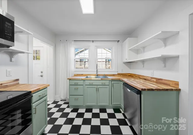 $469,900 | 143 East Stewart Avenue, Mooresville, NC 28115