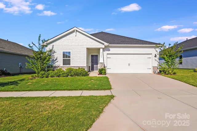 a view of back yard of the house