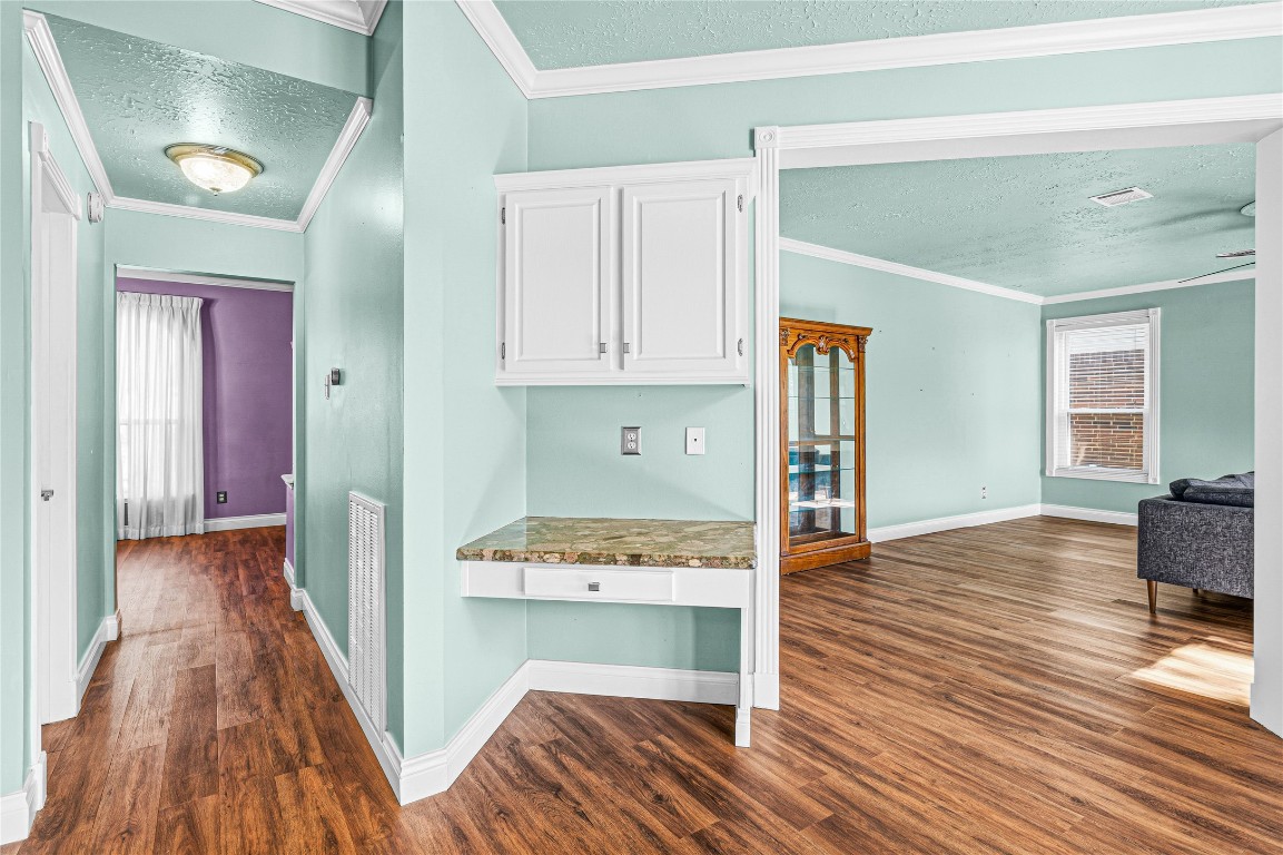 7906 Duncansby Vale Road Houston, TX 77095 - Photo 17 of 48 Flexible transition space with built-in workspace—ideal for organization or daily tasks.