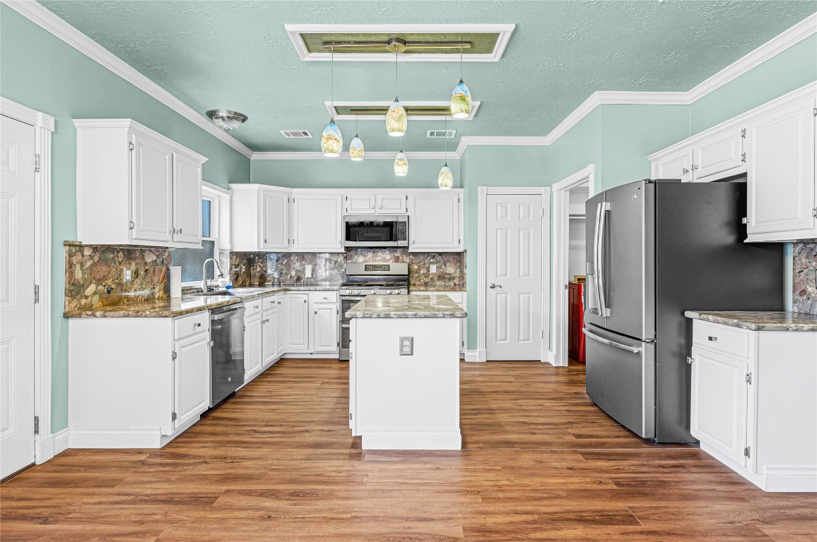 7906 Duncansby Vale Road Houston, TX 77095 - Photo 20 of 48 Thoughtfully designed layout offers functionality and flow for cooking and entertaining.