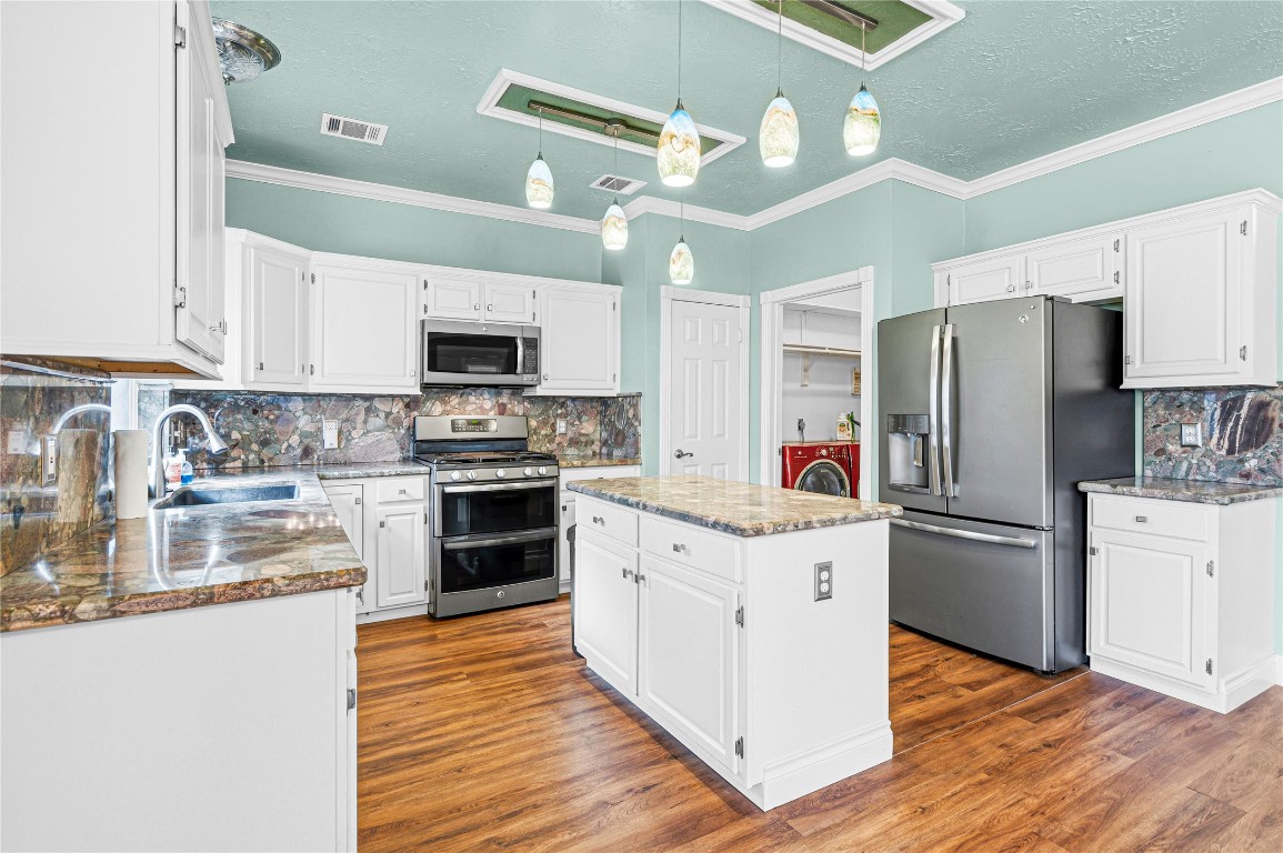 7906 Duncansby Vale Road Houston, TX 77095 - Photo 21 of 48 Alternate angle of the kitchen design/layout.