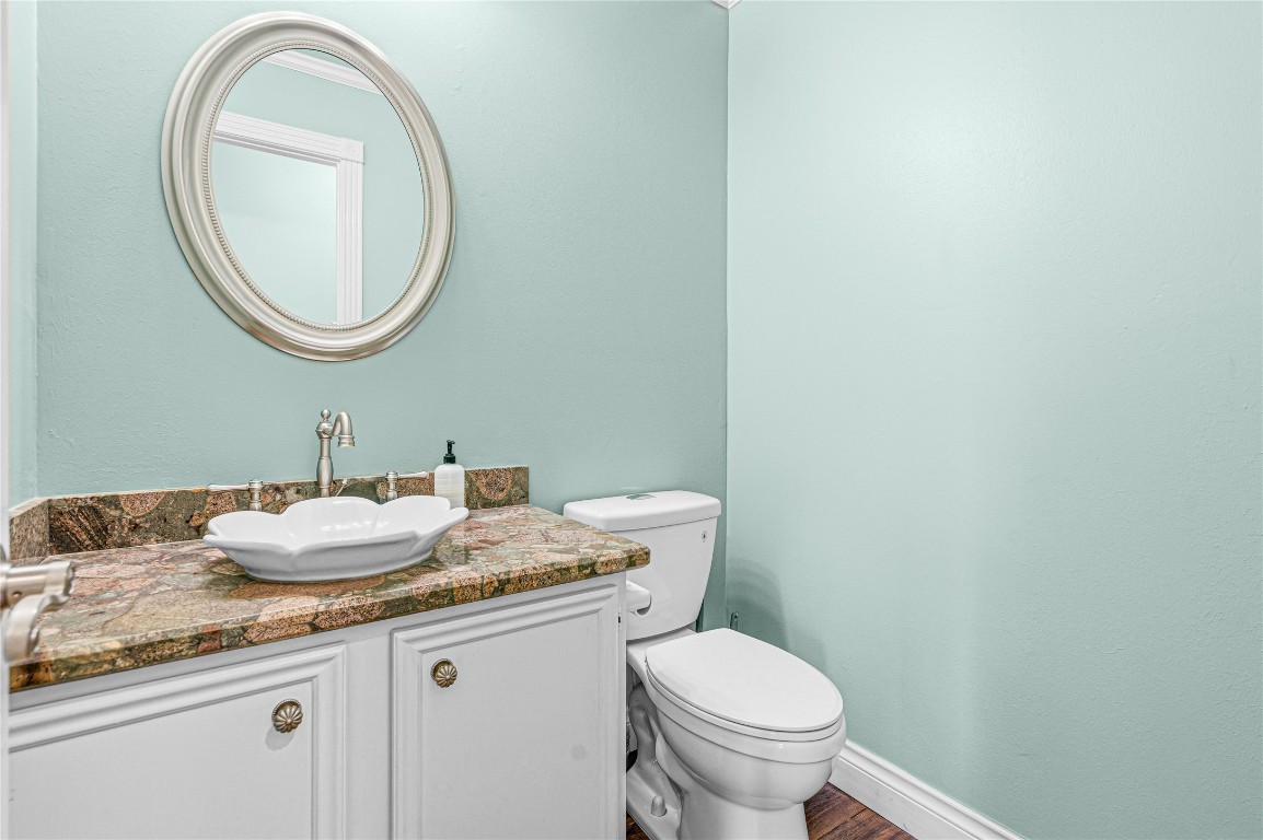 7906 Duncansby Vale Road Houston, TX 77095 - Photo 23 of 48 Conveniently located powder bath for guests.