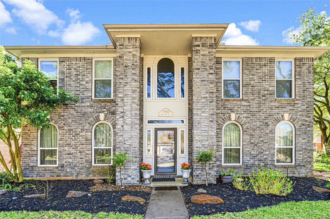 7906 Duncansby Vale Road Houston, TX 77095 - Photo 8 of 48 A charming entryway with classic architectural details invite you in to the home.