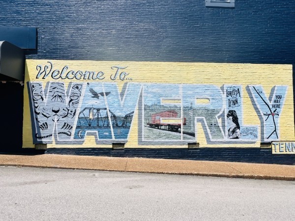 201 Post Road Waverly, TN 37185 - Photo 40 of 43 a view of a living room