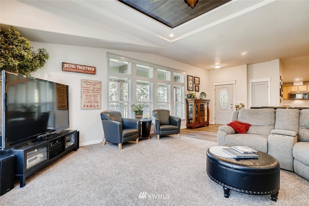 17128 Southeast Covington Sawyer Road Kent, WA 98042 - Photo 11 of 30 Gallery Image 11