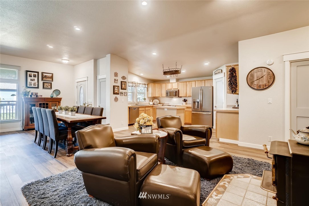 17128 Southeast Covington Sawyer Road Kent, WA 98042 - Photo 13 of 30 Gallery Image 13