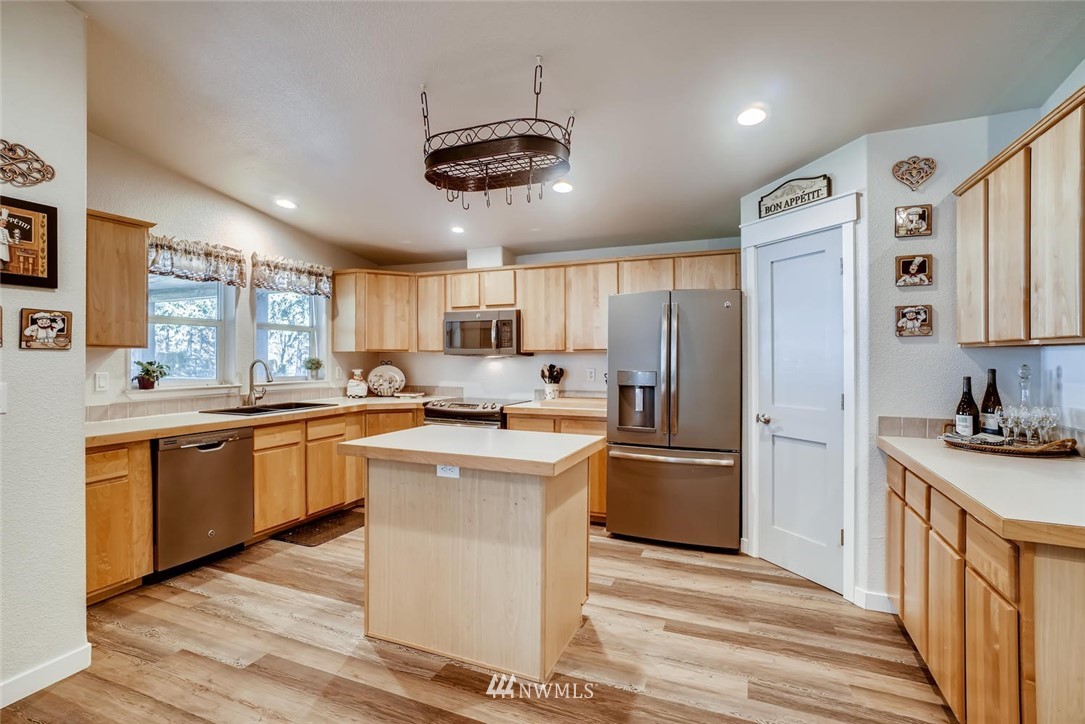 17128 Southeast Covington Sawyer Road Kent, WA 98042 - Photo 4 of 30 Gallery Image 4