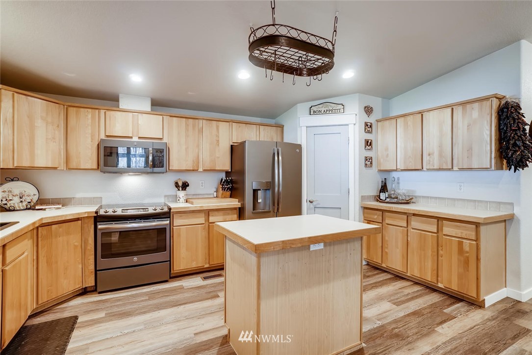 17128 Southeast Covington Sawyer Road Kent, WA 98042 - Photo 5 of 30 Gallery Image 5