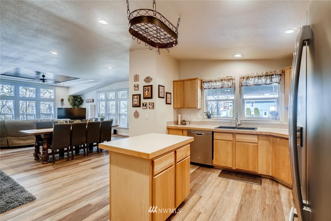 17128 Southeast Covington Sawyer Road Kent, WA 98042 - Photo 6 of 30 Gallery Image 6