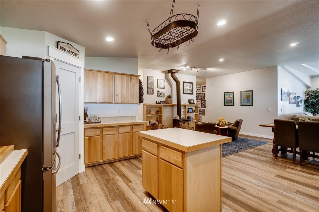 17128 Southeast Covington Sawyer Road Kent, WA 98042 - Photo 7 of 30 Gallery Image 7