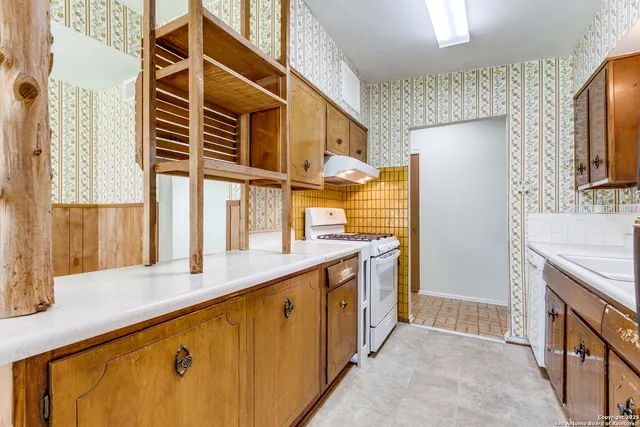 a view of a house with backyard and garden