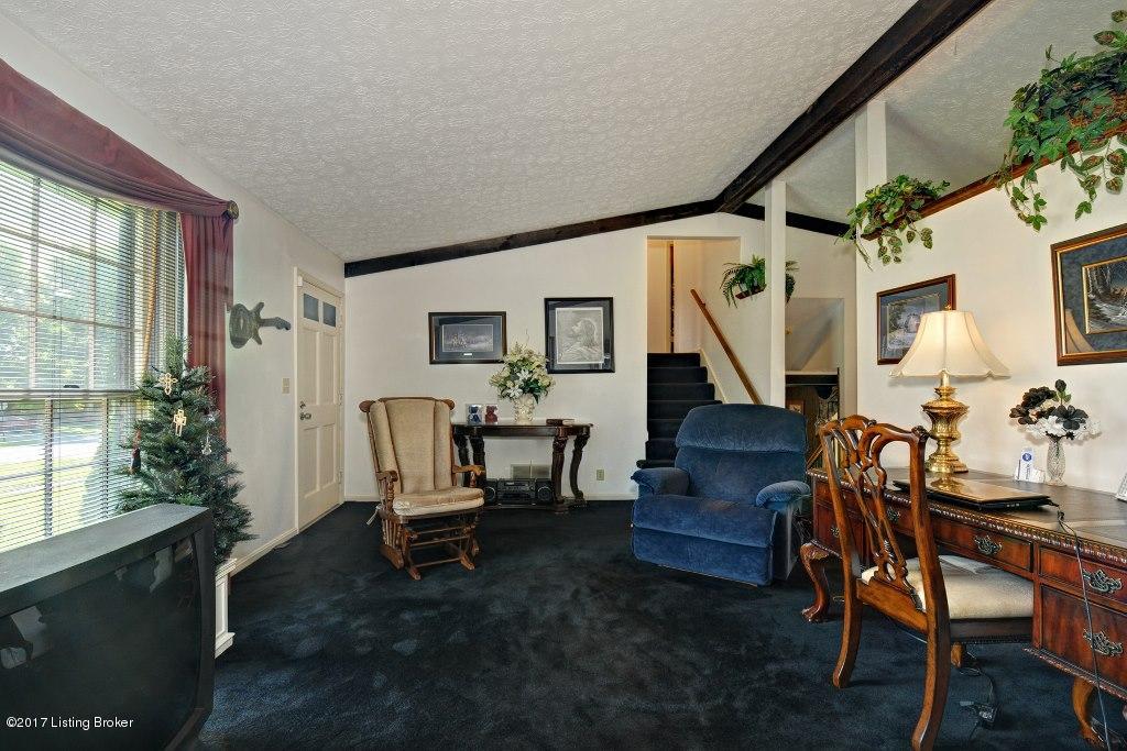 8201 Rochelle Road Louisville, KY 40228 - Photo 5 of 28 Rochelle Dr by CWD 005 (1024x683)