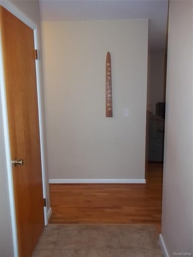 1450 Glen Road Howell, MI 48843 - Photo 22 of 31 Foyer/Entry