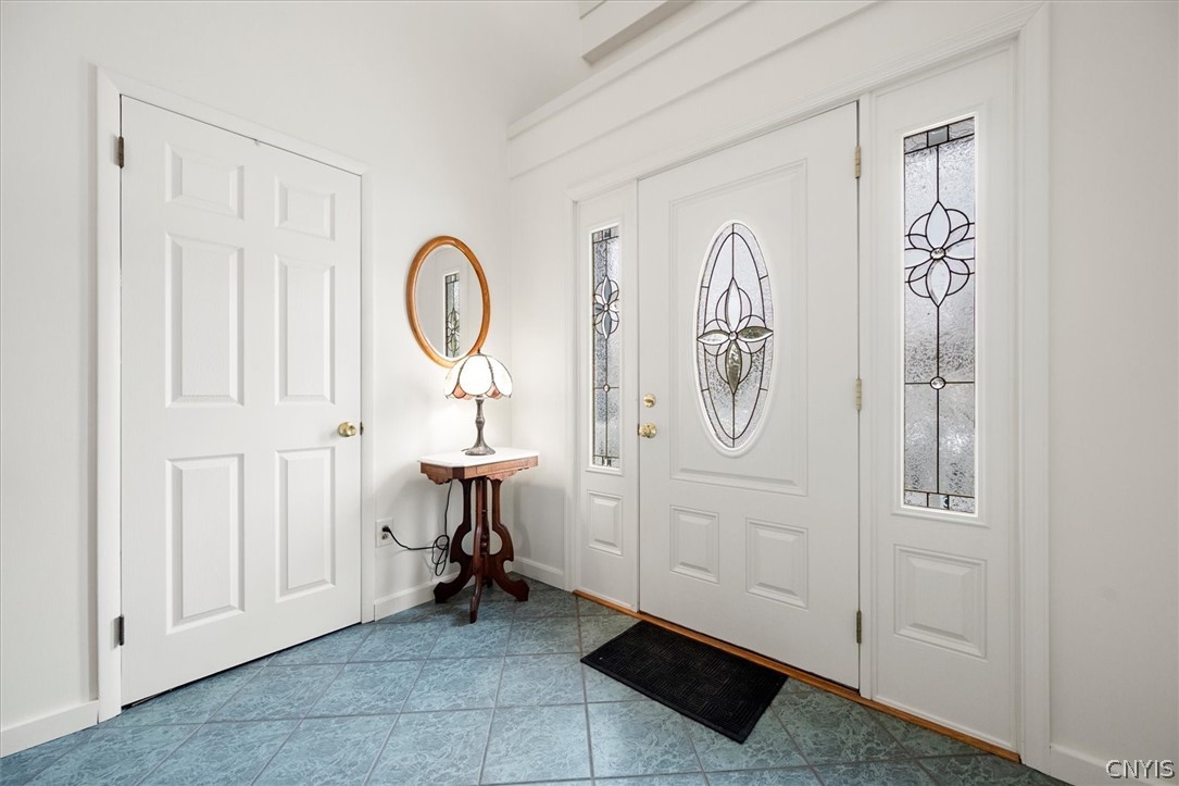 584 Stoneleigh Road Oneida, NY 13421 - Photo 22 of 49 Tile foyer!