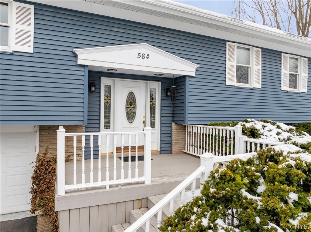 584 Stoneleigh Road Oneida, NY 13421 - Photo 4 of 49 Maintenance free stairs and porch!