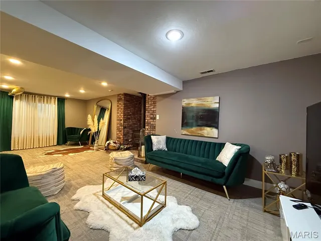 $400,000 | 10755 Kennerly Road, Sunset Hills, MO 63128