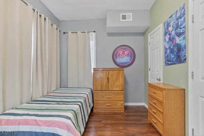 105 Huntington Terrace Newark, NJ 07112 - Photo 6 of 20 a bedroom with a bed and a window