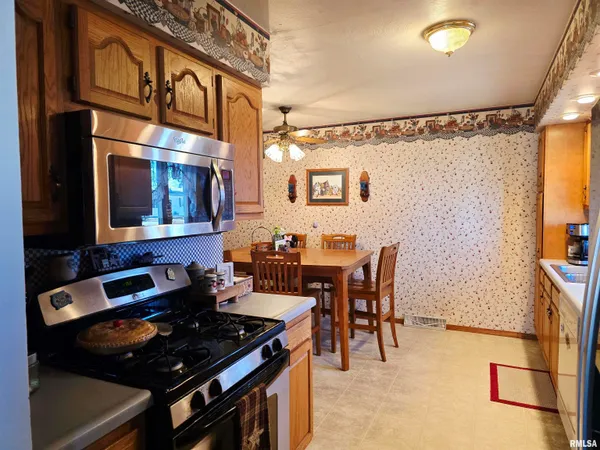 $199,000 | 1410 East Locust Street, Canton, IL 61520