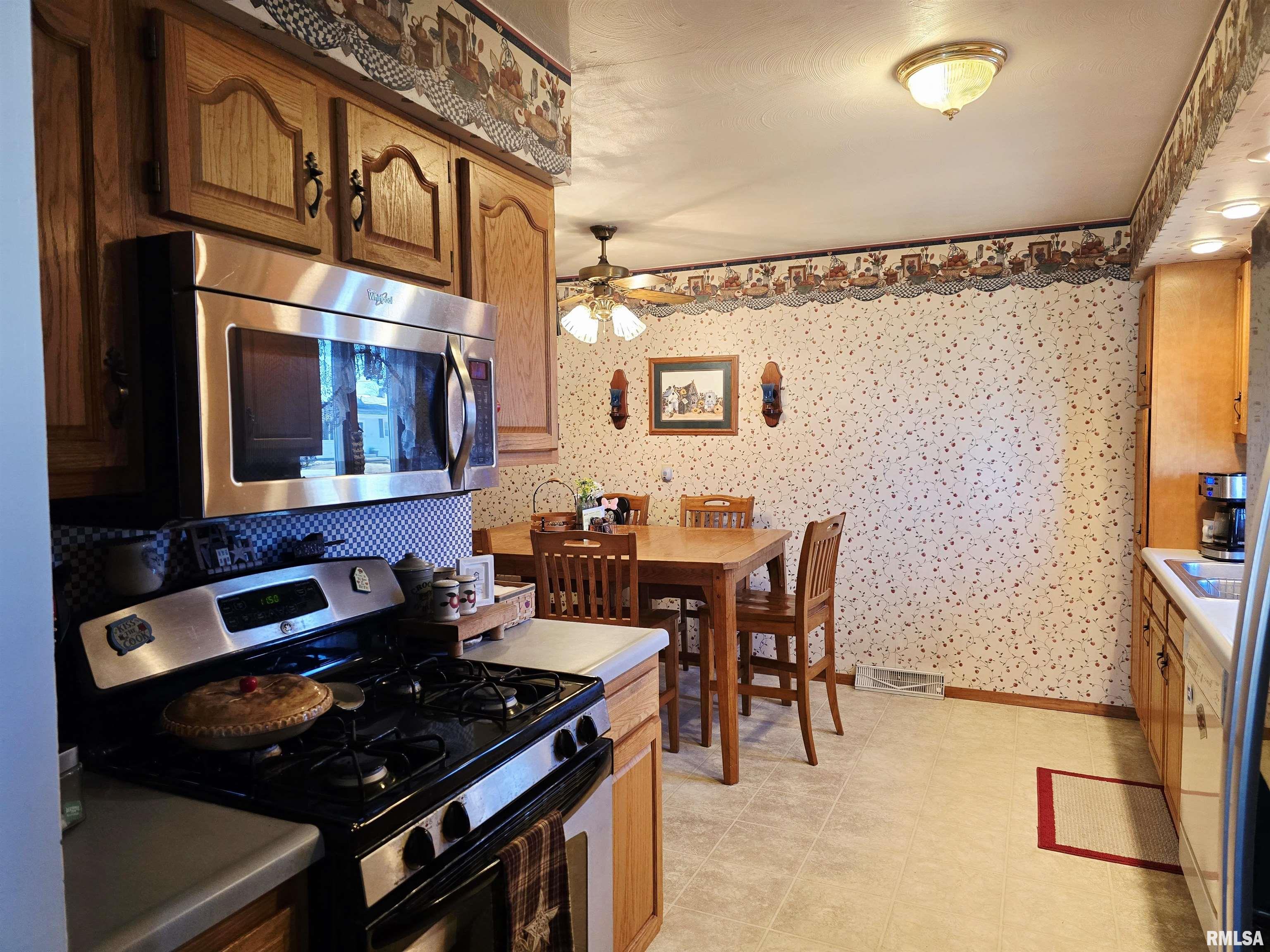 1410 East Locust Street Canton, IL 61520 - Photo 16 of 57