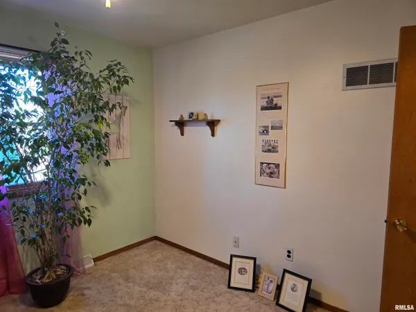 $199,000 | 1410 East Locust Street, Canton, IL 61520