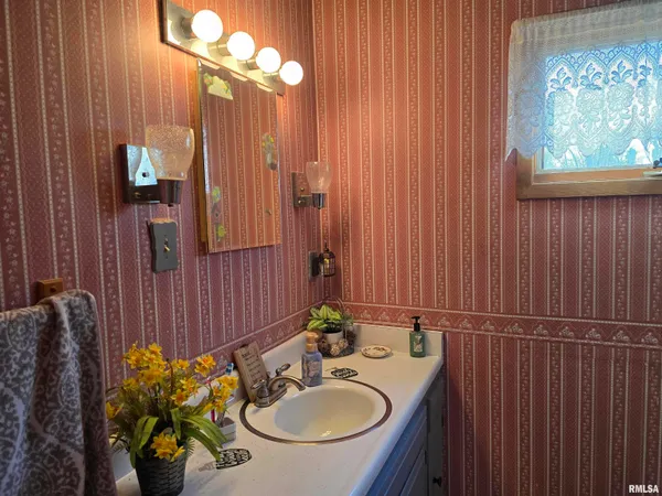 $199,000 | 1410 East Locust Street, Canton, IL 61520