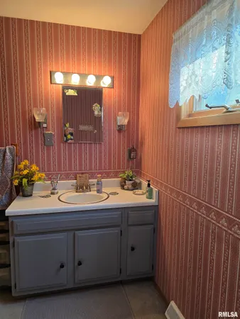 $199,000 | 1410 East Locust Street, Canton, IL 61520