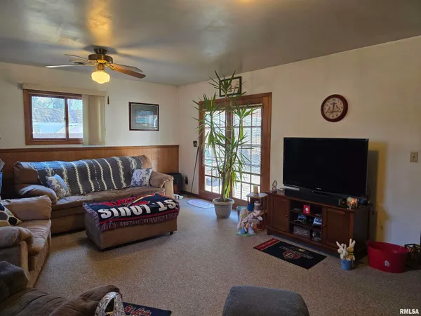 $199,000 | 1410 East Locust Street, Canton, IL 61520