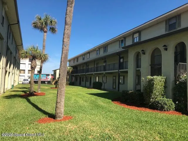 a view of a house with backyard and plants