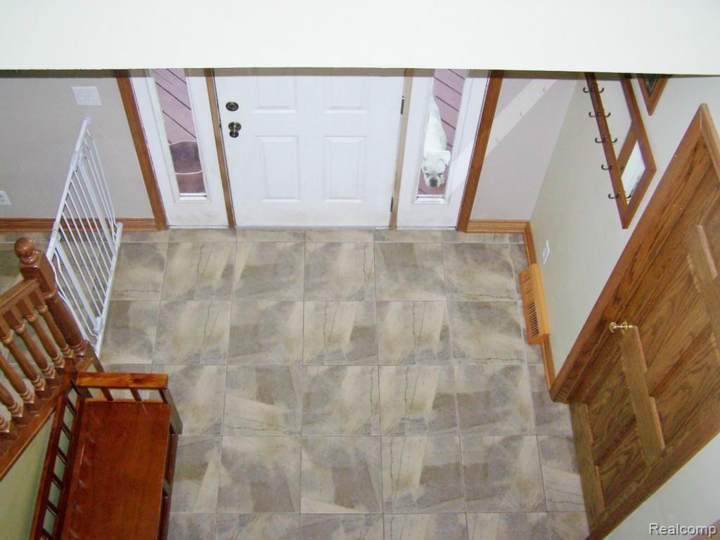 121 Amos Road Howell, MI 48843 - Photo 17 of 41 foyer.jpg