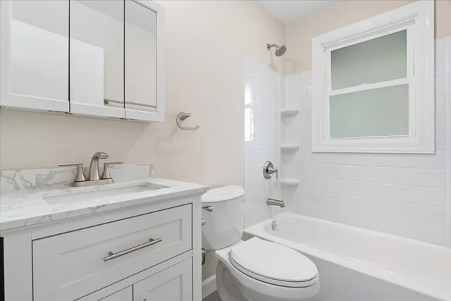 $1,850 | 2124 Burr Oak Lane, Lindenhurst, IL 60046